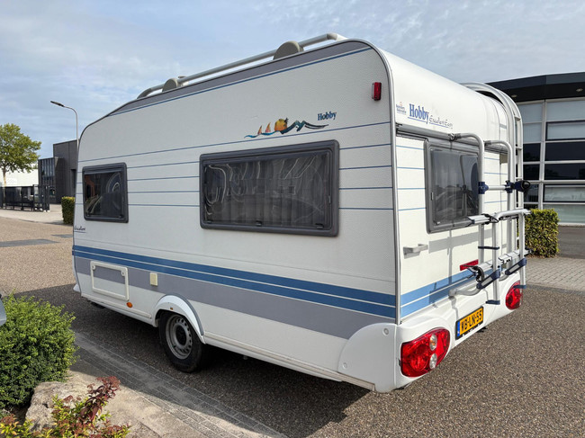 Hobby 30 | Voortent | Luifel | Fietsendrager Achter | 3-Pits gasfornuis | Dakluik foto: 6