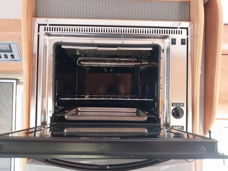 Hymer Eriba met 44497 km en dakairco  foto: 8