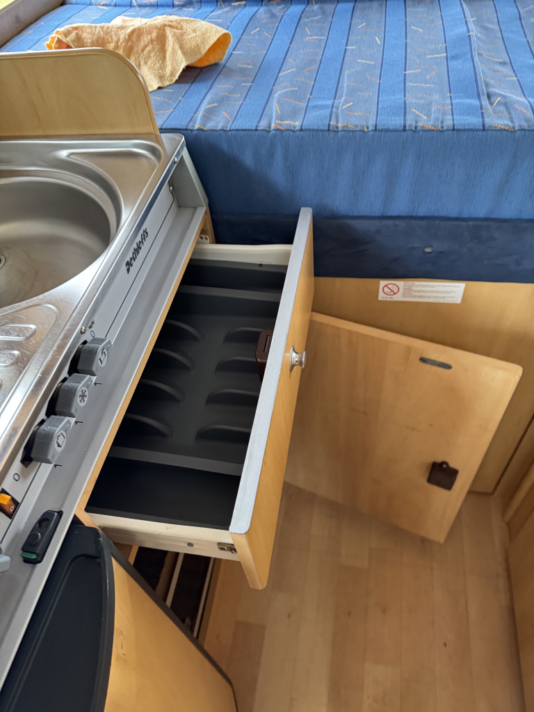Dethleffs Globebus 1 110 PK, Dwarsbed, halve-treinzit, draaistoelen, Motor airco, nette camper, lengte 6.00 Bj. 2006 Camper centrum on the road Marum  foto: 9