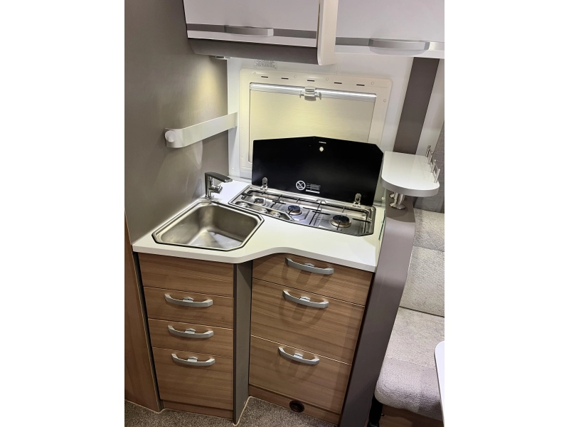 Adria Matrix 670 DL Face to face zit / Level  foto: 11
