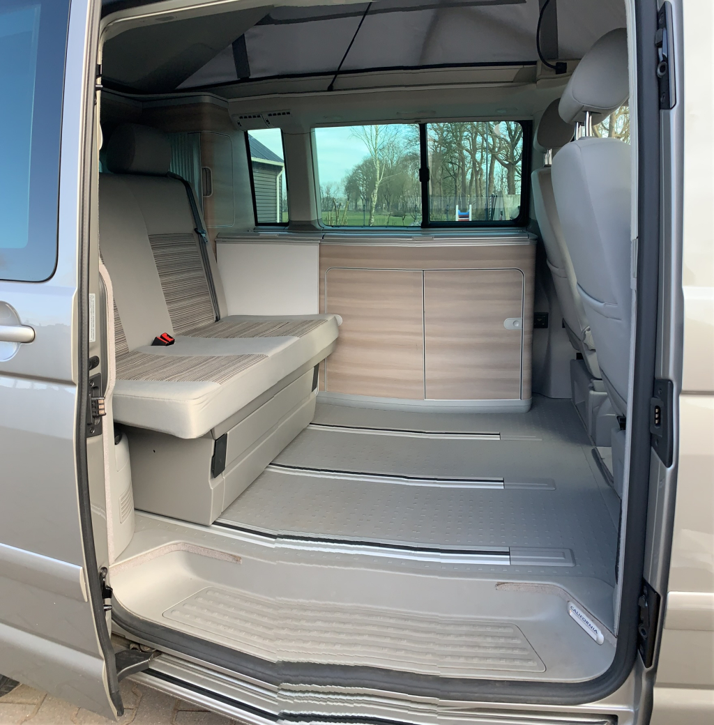 VOLKSWAGEN CALIFORNIA photo: 3