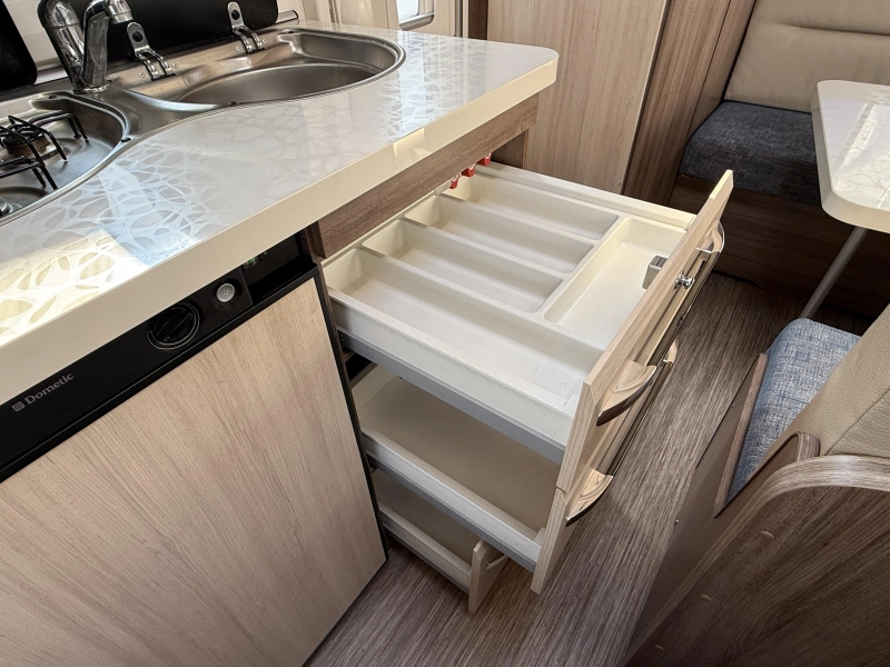 Hobby De luxe Easy 400 SF transverse bed dinette toilet photo: 9