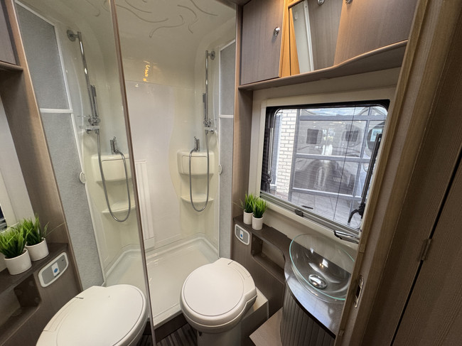 Adria Matrix Supreme M 657SF 150 pk Euro5 Renault Master **Excelente estado/4 asientos/6 plazas para dormir/Amplio sal&oacute;n/Alde/Panel solar foto: 19
