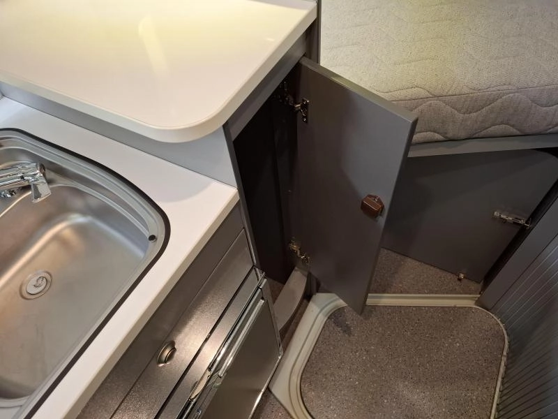 Adria Twin Titanium 540 SPT 130PK Dwars bed Airco  foto: 10