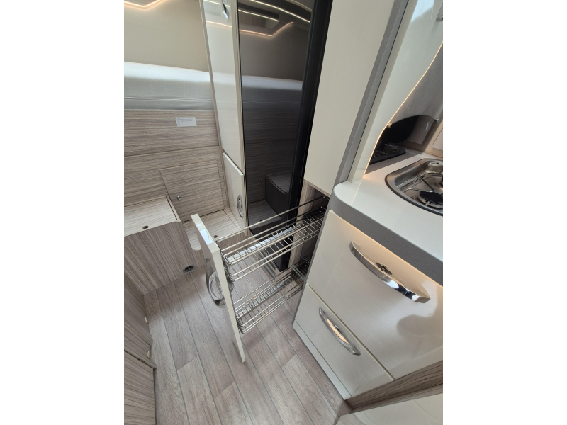 Elnagh T-Loft 450 Dwarsbed en hefbed  foto: 14
