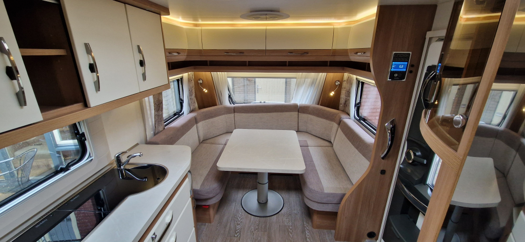HOBBY Hobby De Luxe 540 FU – Frans Bed – Mover (Autark) foto: 14