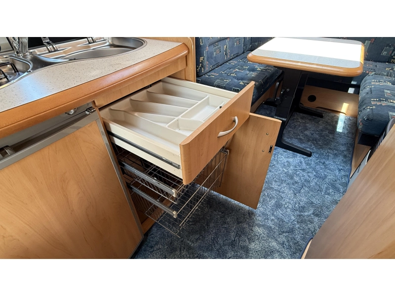 Hobby De luxe Easy 450 UF cama transversal asiento redondo inodoro foto: 9