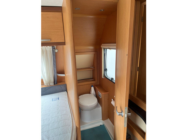 Hymer Sporting 465 | Mover enti&egrave;rement automatique | Auvent comme neuf | Sommier &agrave; lattes | Coin salon convertible | Auvent | Lit fran&ccedil;ais | Porte-v&eacute;los photo : 21