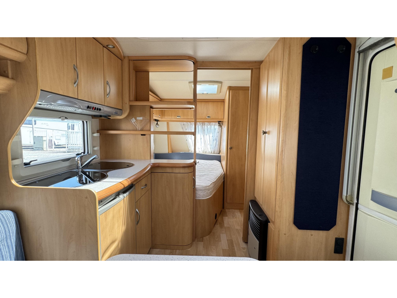 Hobby Excellent Easy 460 UFE - Voortent  foto: 2