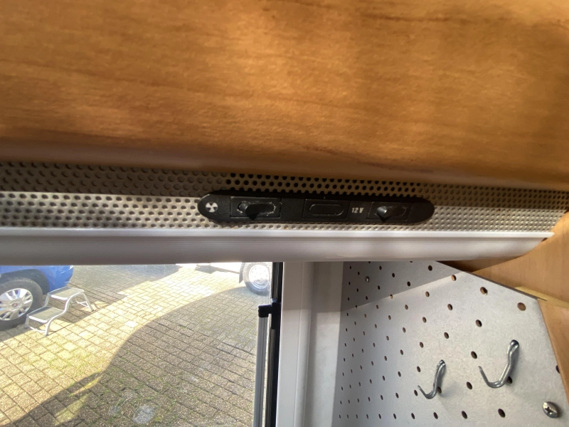 Hymer Camp 644 G 6 pers GROTE GARAGE 2,8  foto: 17
