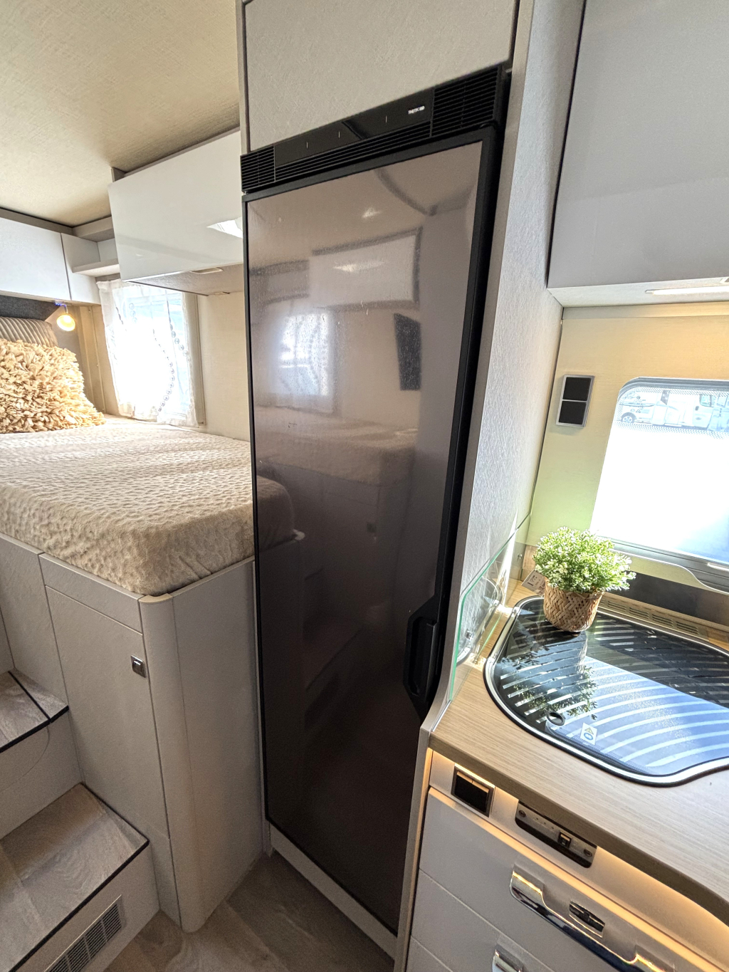 Hymer T 585 S MERCEDES AUTOMAAT ENKELE BEDDEN HEFBED 6200KM! foto: 9