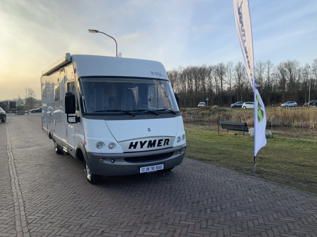 Hymer B 614 2.8 JTD 146 PK Integraal, Dwars – bed & Hef-bed, Garage etc., Bj. 2005 Camper centrum on the road foto: 2