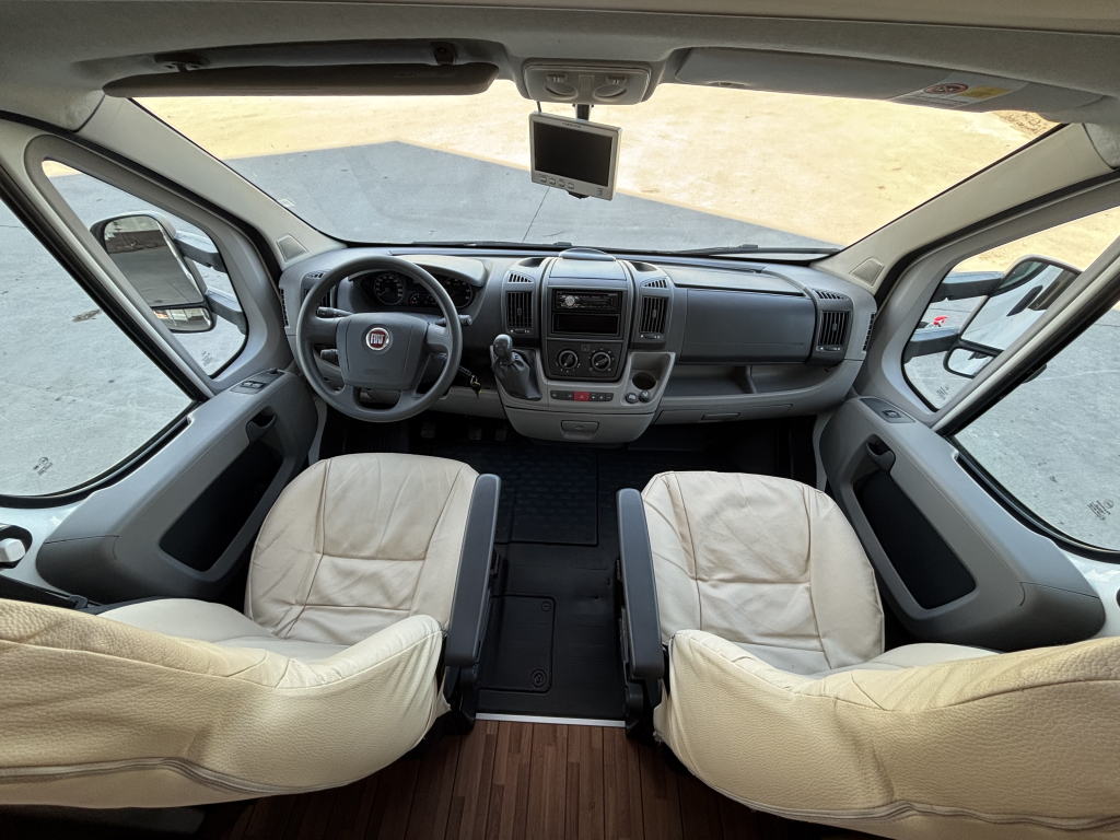 ELNAGH Prince 590L - 2011 - Luxe halfintegraal - 86.000km  Prince 590L foto: 4
