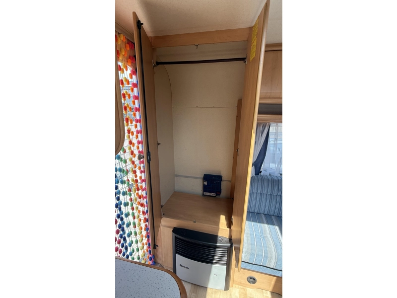 Hobby De luxe Easy 440 SF cama transversal asiento inodoro foto: 3