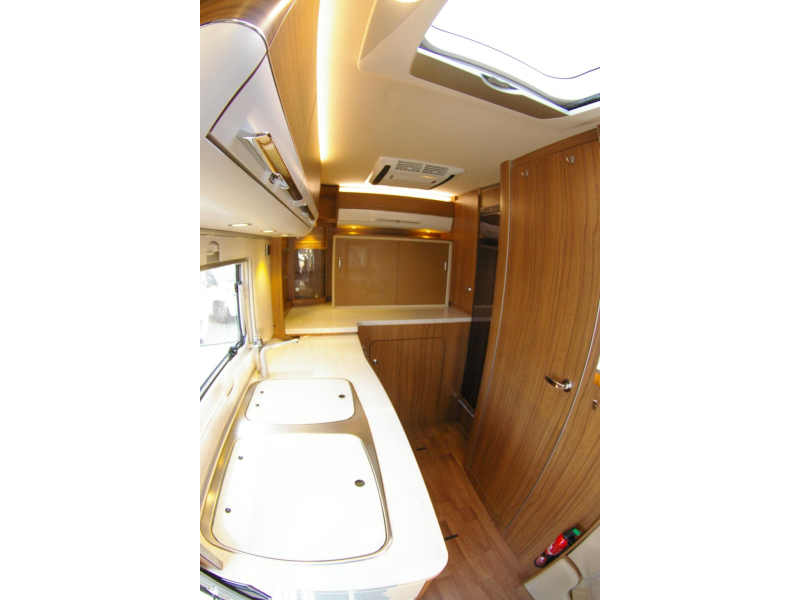 Hymer B 444 DL Hefbed, zeer compact.  foto: 12