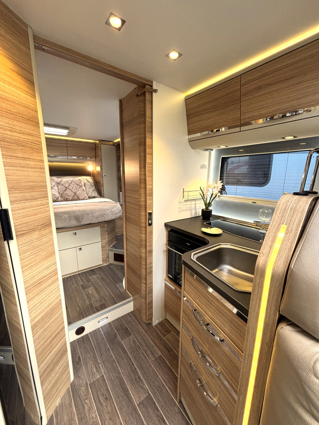 Adria Coral Platinum S 690 SC CAMA QUEEN ALKO SUSPENSI&Oacute;N NEUM&Aacute;TICA foto: 10