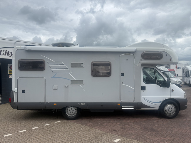Hymer C 644 Alkoven Querbett+Hochbett Vollausstattung in sehr gutem Zustand Klimaanlage Markise TV elektr. Satellitensch&uuml;ssel 2x Solarpaneele gro&szlig;e Garage Wechselrichter Anh&auml;ngerkupplung Foto: 2