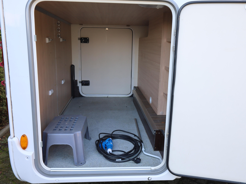 B&uuml;rstner Ixeo IT 710 G cama transversal + cama abatible foto: 13