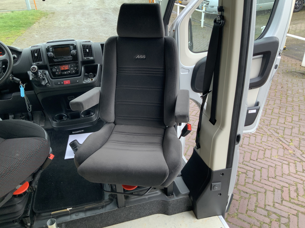 Peugot Boxer L2 H2 Buscamper: Euro 6 met verlaagbare tafel tot 2 pers. lengte-bed, 154 cm breedte, 185 cm lengte, FSL Camperinbouw 2021, km 66000, Zwenkbare fietsendrager, Zonnepaneel 180W, Bj.2017 Camper centrum on the road foto: 17