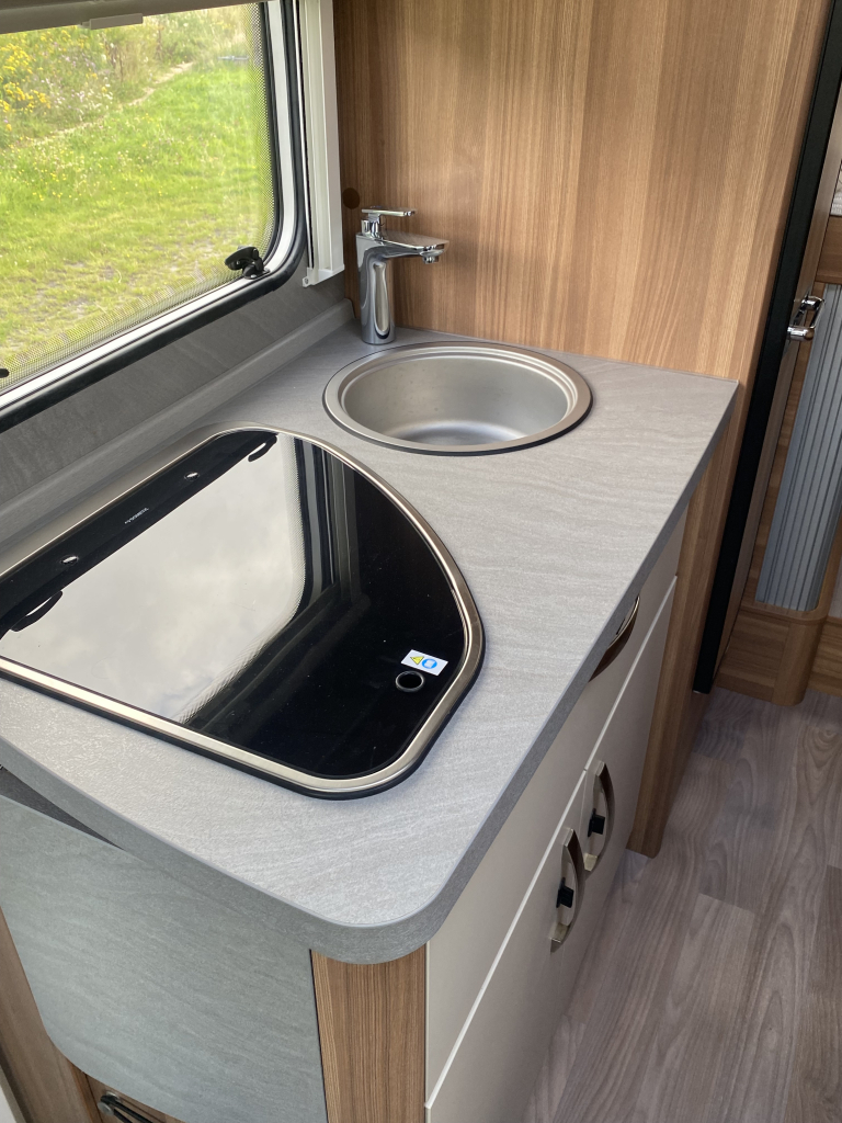 Weinsberg Pepper 600 Peugeot 163 PK, Half-integraal, 2 Lengte-bedden, Garage, Aut. schotel / LCD Camper Centrum On the Road aan de Noorderringweg 4 in Marum. foto: 14