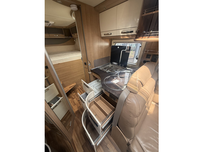 Hymer B 594 autom&aacute;tico 150 cv autocaravana muy compacta full options cama transversal+cama abatible sistema de nivelaci&oacute;n EP toldo calefacci&oacute;n estacionaria webasto aire acondicionado de techo 2x panel solar antena parab&oacute;lica el&eacute;ctrica TV garaje grande foto: 16