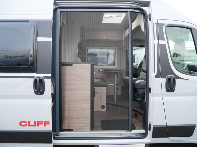 Sunlight Cliff 600 XV, 6 Meter Buscamper, Dwarsbed foto: 21