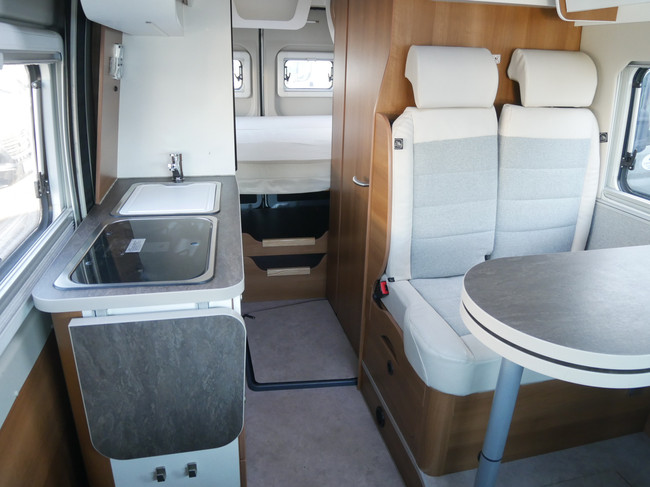 Knaus Van Tourer, Camas longitudinales, Techo elevable para dormir, Autom&aacute;tico de 9 velocidades. foto: 10
