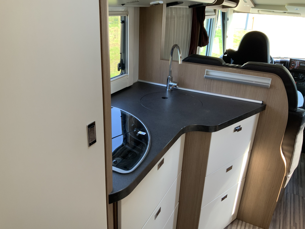 Carthago Malibu I 460 AUTOM&Aacute;TICA 150 CV Integral, Camas longitudinales y Cama abatible, Garaje, Aire acondicionado de motor, Aire acondicionado de techo, Sistema de nivelaci&oacute;n, Camper centrum on the road Marum foto: 14