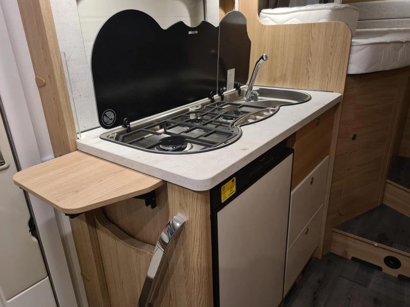 LMC Breezer V 643 G Lengtebedden/Schotel  foto: 9