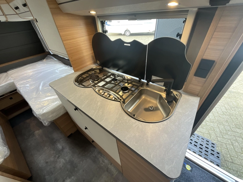Dethleffs Summer Edition 460 EL SINGLE BEDS-XL FRIDGE photo: 10