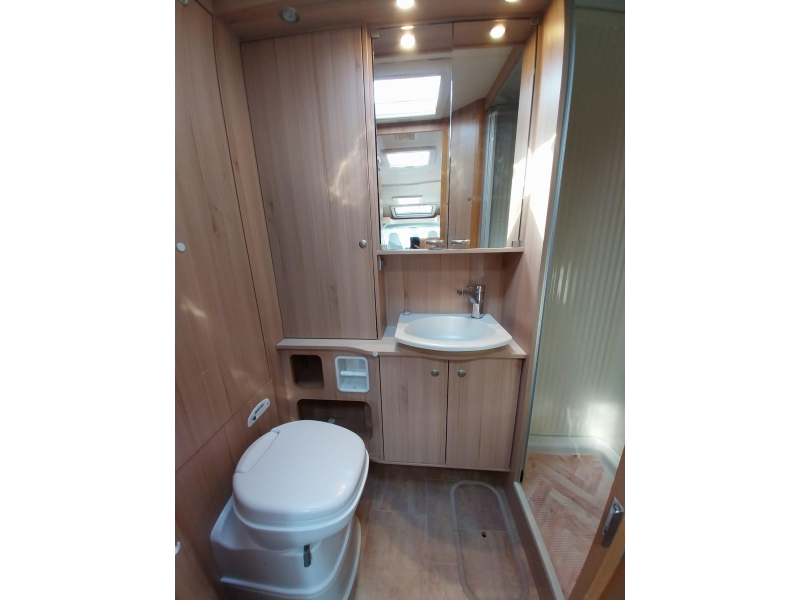 Bürstner Nexxo T 720 ENKE met lage enkele bedden  foto: 11