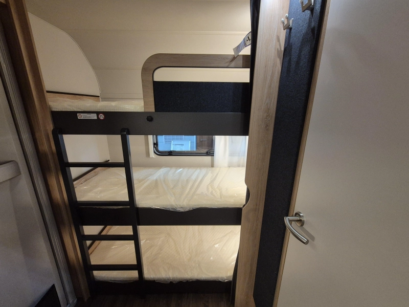 Knaus Sport 500 QDK met 3 stapelbedden!  foto: 8