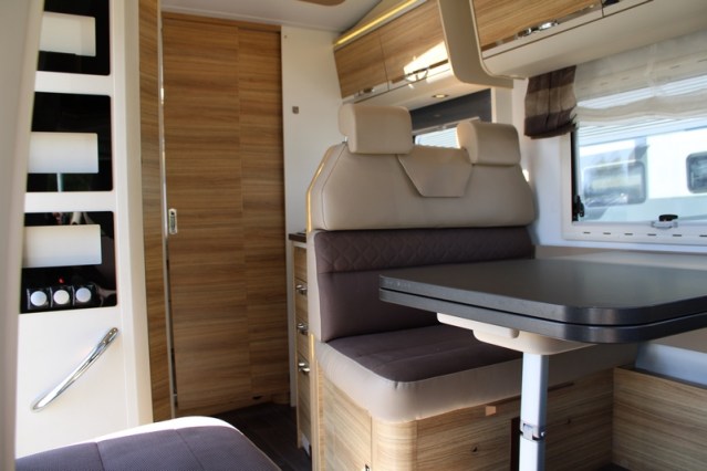 Robuuste Adria Matrix M 670 SK AUTOMAAT 5 gordelplaatsen Queensbed + hefbed (71  foto: 29