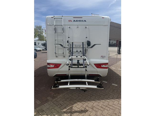 Adria CORAL 600 SC 164 PS Euro 6 sehr kompaktes Wohnmobil Queensize-Bett Panoramadach elektr. Fahrradtr&auml;ger TV 2x Solarpanel Remis Plissee Maxxfan Navi Kamera Leder Fliegengittert&uuml;r Foto: 7
