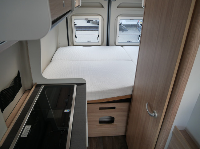 Sunlight Cliff 600 XV, 6 Meter Buscamper, Dwarsbed foto: 17