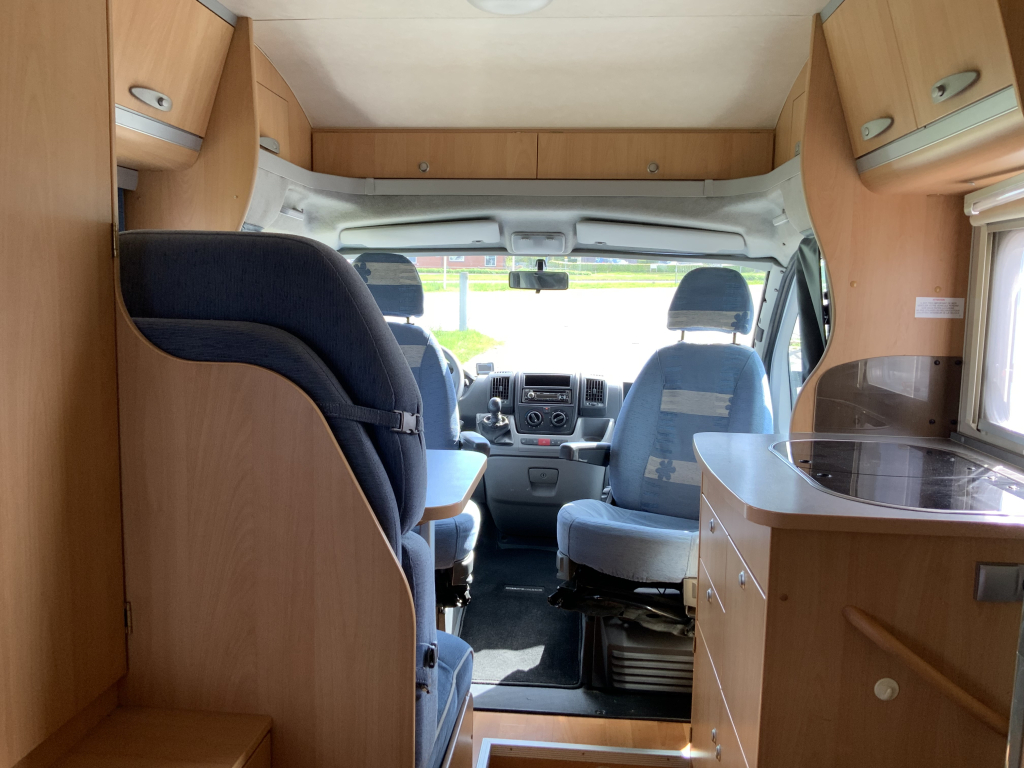 Adria   Compact   2.3 MultiJ. 130 PK , Half-integraal  , Frans-bed achter , Motor-airco , Trekhaak , Kleine camper , Bj. 2009 Camp centrum on the road Marum foto: 6