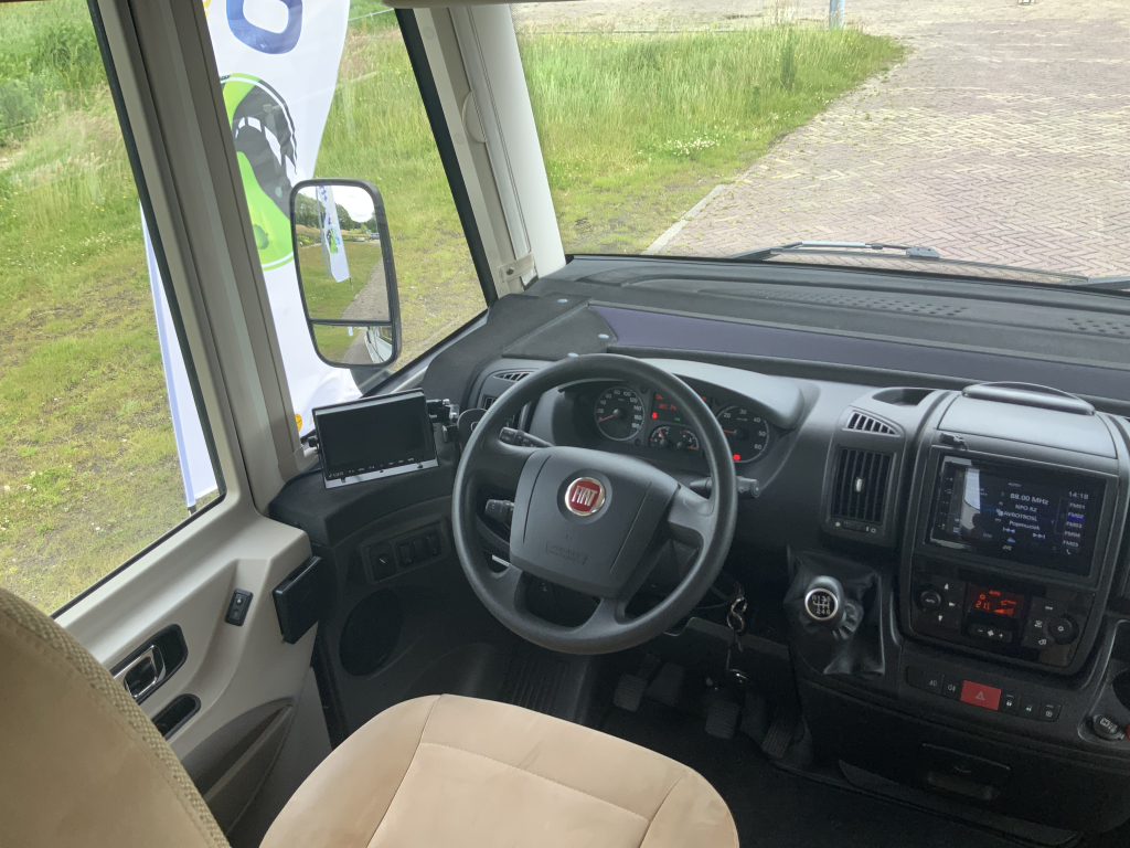 Hymer Exsis-I 674 EX 2.3 MultiJet 160 PK,Integraal,Motor-airco, 2 Lengte-bedden, Hef-bed, Garage, Trekhaak, etc, etc. Camper centrum on the road  foto: 23