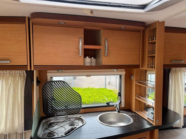 Hymer Sporting 465 | Mover enti&egrave;rement automatique | Auvent comme neuf | Sommier &agrave; lattes | Coin salon convertible | Auvent | Lit fran&ccedil;ais | Porte-v&eacute;los photo : 10
