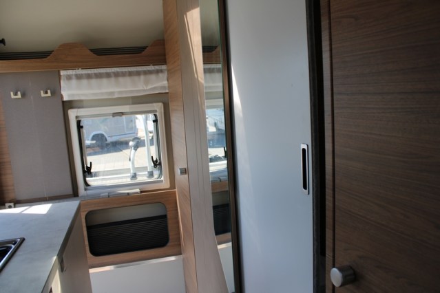 Zeer compacte Knaus Tourer VAN 500 LT Bulli AUTOMAAT voorzien van Face to Face salon (82  foto: 36