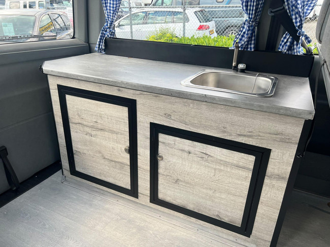 Volkswagen Transporter Camper | Techo elevable para dormir | Toldo de casete | Enganche de remolque foto: 22