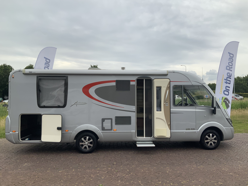 Bürstner Aviano 727 2.3 AUTOMAAT  150  PK integraal ,  Motor-airco  , Queens-bed , gelijkvloers , zij  zitgroep Bj. 2012 Camper centrum on the road foto: 2