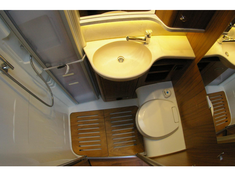 Hymer B 444 DL Hefbed, zeer compact.  foto: 17