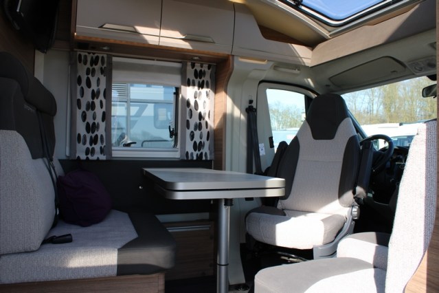 Jonge Knaus VanSation 650 Peugeot 2.2 l/ 165 pk met slechts 7.873 km enkele bedden (45  foto: 27
