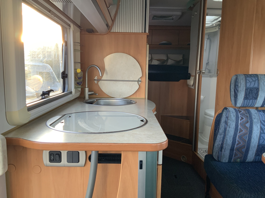 Hymer B 614 2.8 JTD 146 PK Integraal, Dwars – bed & Hef-bed, Garage etc., Bj. 2005 Camper centrum on the road foto: 7