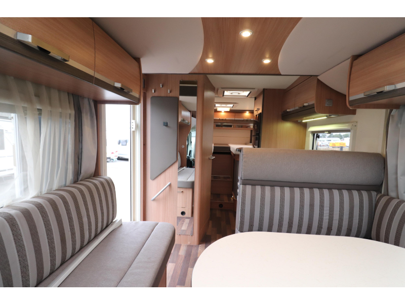 Knaus Sky Wave 700 MEG 4 personas/camas individuales foto: 19