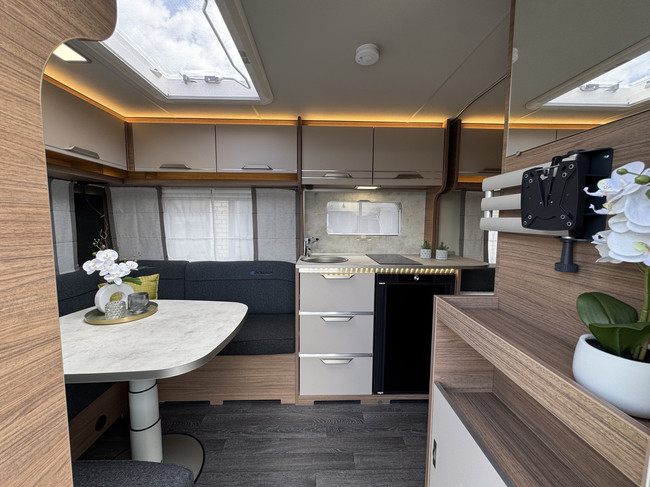 Knaus Sport 450 FU E-Power selection with French bed **Air conditioning/Cassette awning/Bicycle carrier/1st owner/New condition caravan** photo: 1