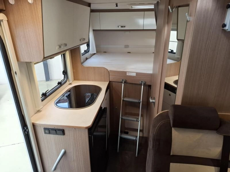 Hymer Carado 600 160PK Dwarsbed Topindelin  foto: 8