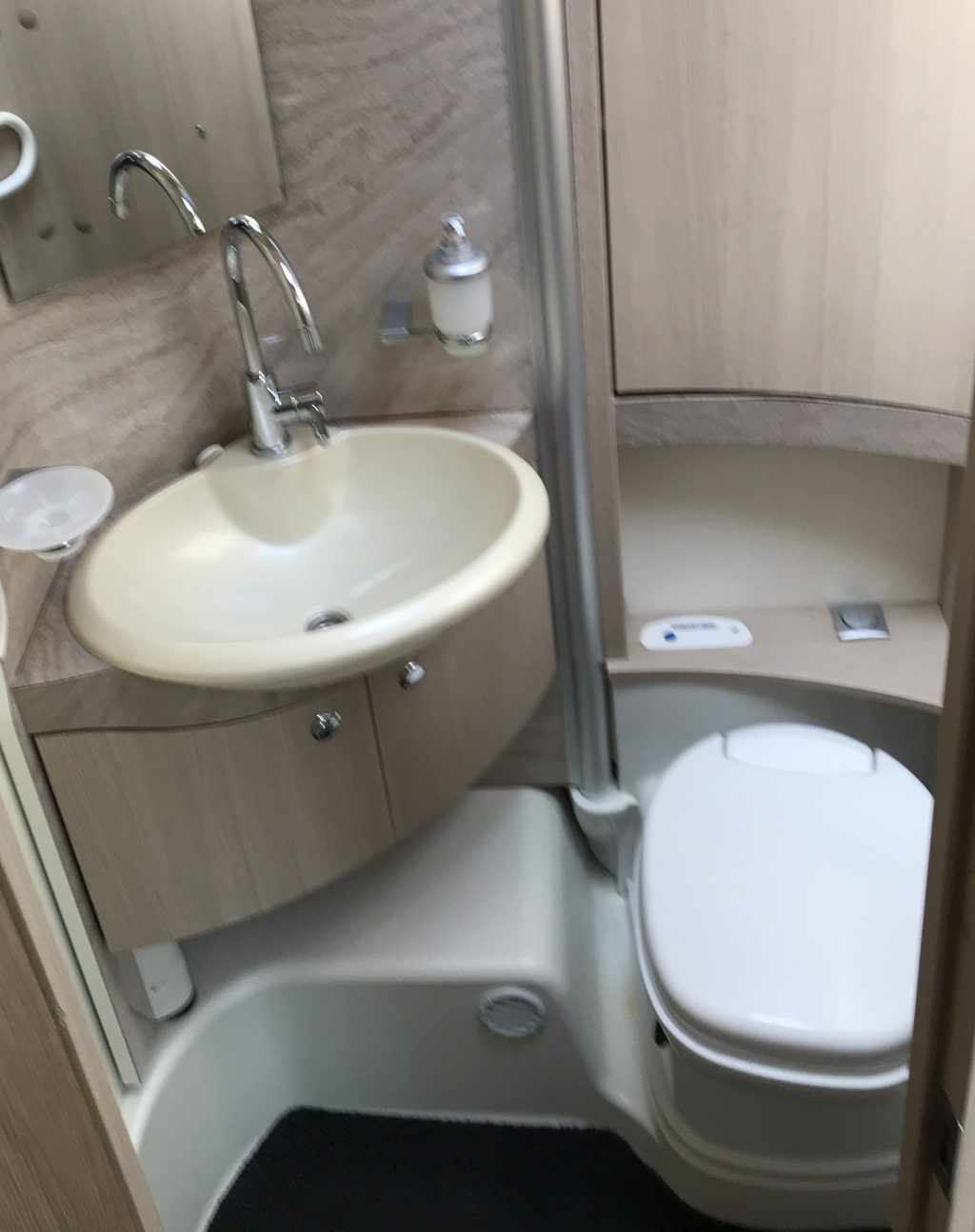 Bürstner Viseo i 690 # level systeem # Enkele bedden & Hefbed # foto: 20