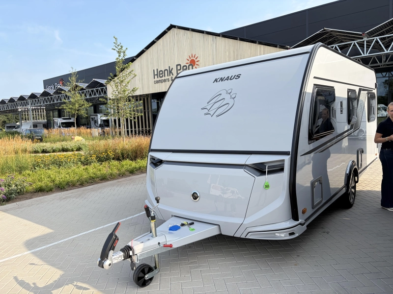 Knaus Sudwind Black Selection 460 EU enkele bedden / dinette  foto: 1