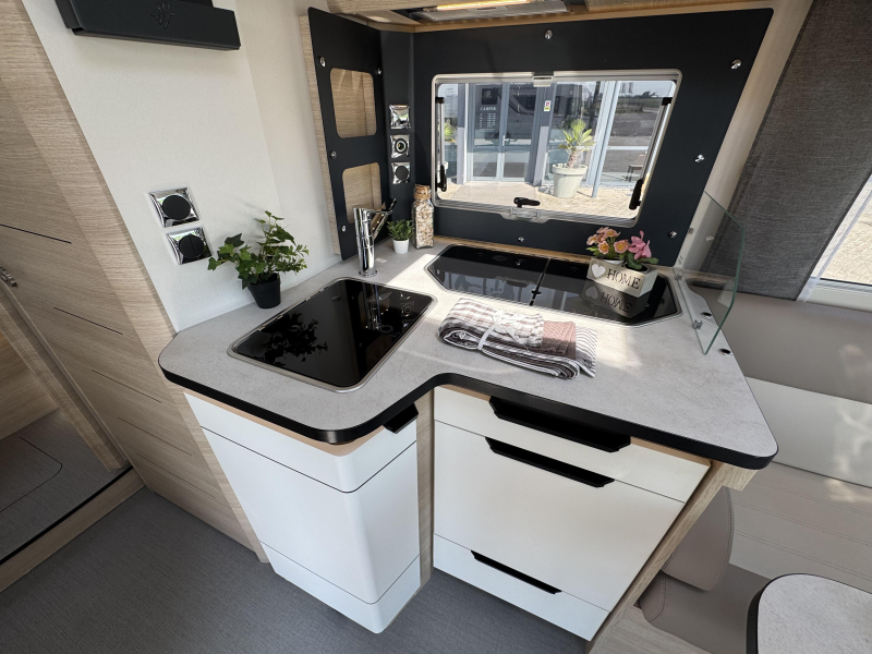 Rapido I 886 F Automaat Queensbed Hefbed  foto: 12